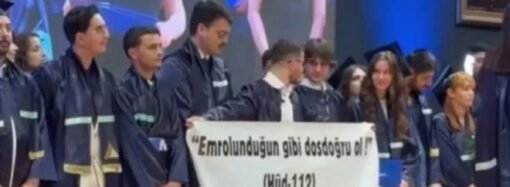 Yeditepe Üniversitesi’nde Mezuniyet Törenindeki Pankart Krizi Tartışma Yarattı