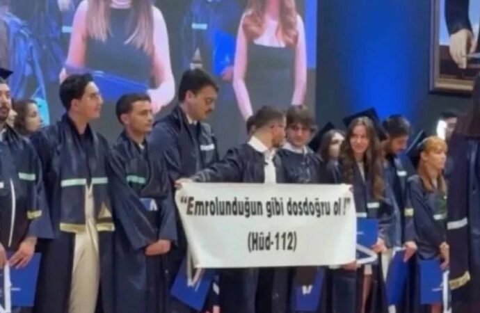 Yeditepe Üniversitesi’nde Mezuniyet Törenindeki Pankart Krizi Tartışma Yarattı