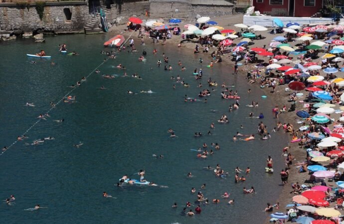 Sıcak Hava Plajları Doldurdu