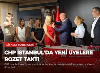 CHP İstanbul’da Yeni Üyelere Rozet Taktı